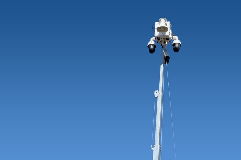 Kamera CCTV na wysokiej wieży do monitoringu – zdalna ochrona terenu