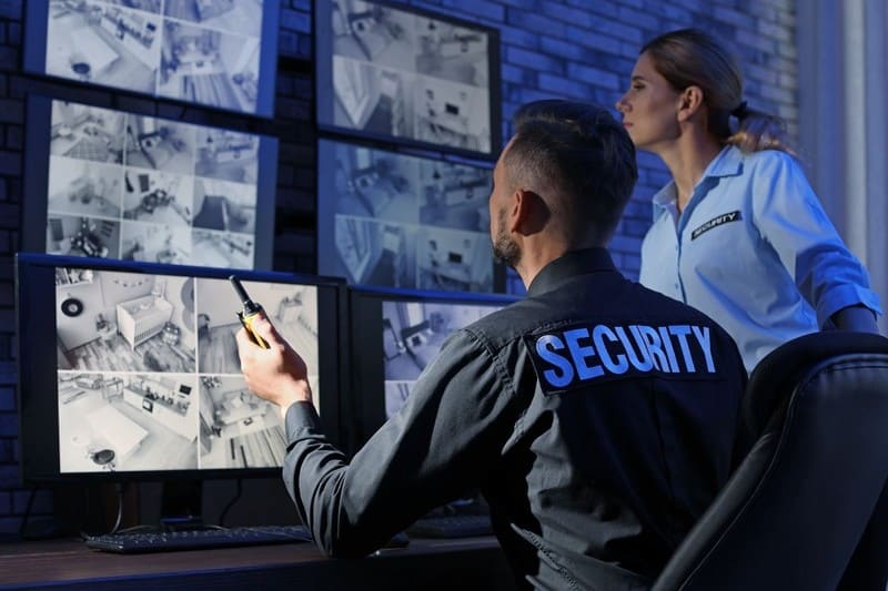 centrum-monitoringu-wizyjnego-pracownicy-bezpieczenstwa Centrum monitoringu wizyjnego – pracownicy ochrony nadzorujący kamery CCTV na ekranach